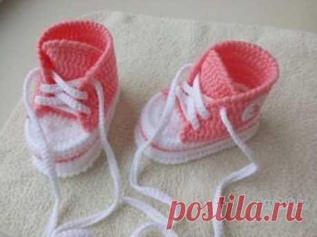 Вязанные пинетки кеды крючком для мальчика