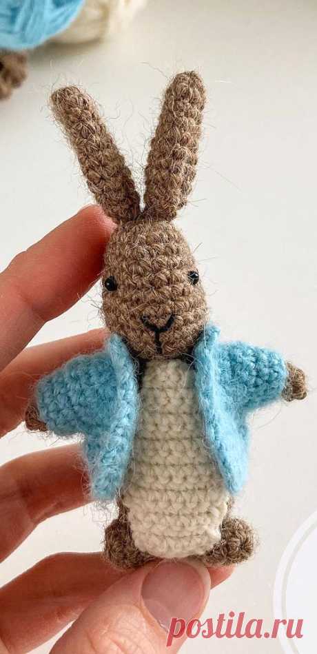 PDF Кролик Питер крючком. FREE crochet pattern; Аmigurumi animal patterns. Амигуруми схемы и описания на русском. Вязаные игрушки и поделки своими руками #amimore - маленький кролик, заяц, зайчик, зайчонок, зайка, крольчонок.