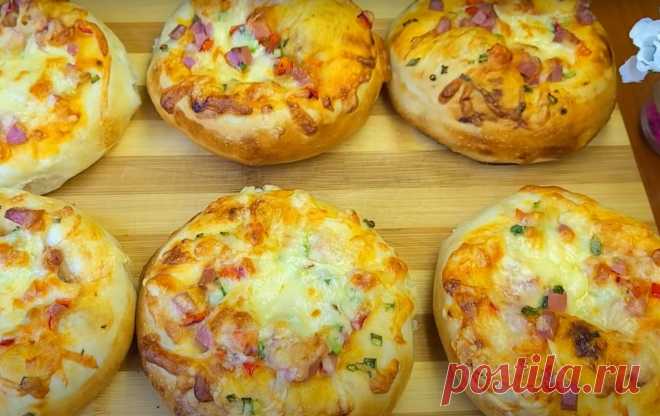 Вкуснее, чем пицца и любые пироги. Белорусские Смаженки: готова есть их каждый день Пицца с давних пор считается кулинарным символом Италии, а точнее визитной карточкой этой страны. Традиционно ее готовили из трех ингредиентов: моцарелла, помидоры и базилик. Этот скромный набор ингредиентов, как правило, в Италии могли позволить себе даже бедные слои населения. Часто вместо основных компонентов, на пласт теста люди клали объедки со стола. Так бедняки обеспечивали себе […]