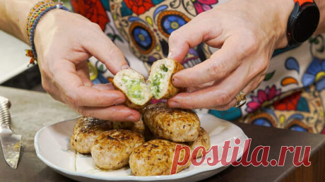 Куриные котлеты с сочной начинкой - Будет вкусно - Социальная сеть "МТ.RU" Сегодня я приготовлю котлеты с начинкой, которые стоит попробовать каждому. Думаю таких вкусных котлет вы раньше никогда не ели. Котлеты получаются настолько вкусными, сочными и аппетитными, что вы действительно оближите после такой вкуснятины не только пальцы, но и локти. Приготовьте по нашему Подписывайтесь, читайте, комментируйте, ставьте лайки