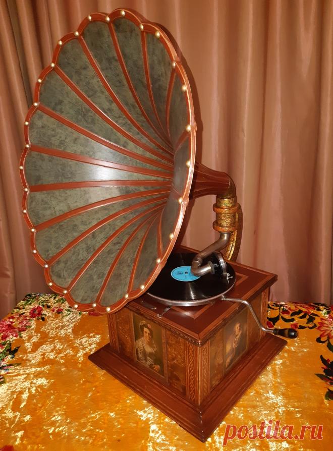 Граммофон с деревянной трубой. НКОМ Главширпотреб. Ленинградский граммофонный завод. СССР 1935 год. 
Корпус из : красного дерева, тыквенного дерева, берёзы, сосны, дуба. Вставки по периметру из ореха. Металлическая вставка по верхнему периметру. 

Верх/низ : 335 х 335 /395 х 395 мм. Высота : 220 мм. 
Старинные литографии. Механизм патефонный. 
Труба из : пород красного дерева, бамбука и берёзы. Внутренняя поверхность покрыта кожаным материалом.