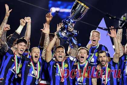 «Интер» в третий раз подряд завоевал Суперкубок Италии. Футболисты миланского «Интера» победили «Наполи» и завоевали восьмой в истории Суперкубок Италии. Решающая встреча состоялась в в Эр-Рияде и завершилась со счетом 1:0 в пользу «Интера». Единственный гол забил на 90-й минуте Лаутаро Мартинес. Об этом сообщает корреспондент «Ленты.ру».