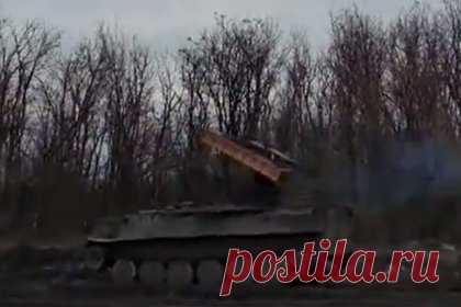 Неудачный пуск украинской «Стрелы» показали на видео. Ракета советского зенитного ракетного комплекса (ЗРК) «Стрела-10» Вооруженных сил Украины сошла с курса и упала после пуска, сообщает «Военный осведомитель». Комплекс мог использовать поставленные из Иордании или стран Африки боеприпасы. ЗРК «Стрела-10» предназначен для поражения целей на малых высотах.