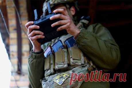 Украинский беспилотник упал на крышу супермаркета в Горловке. Беспилотник Вооруженных сил Украины упал на крышу супермаркета в центре Горловки в Донецкой народной республике. Об этом сообщил мэр города Иван Приходько. Он отметил, что после падения на кровлю здания украинский дрон взорвался. По словам градоначальника, в результате случившегося никто не пострадал.