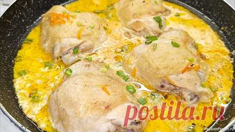 Куриные бедра в сметане-вкусно,просто и очень нежно! Простой рецепт для обеда или ужина! Сегодня готовим обед или ужин, который не требует особых хлопот&mdash; куриные бёдра в сметане. Сочное, мягкое и ароматное мясо в нежном соусе&mdash; всё это в одном рецепте.Это блюдо всегда получается сытным и подходит к любому гарниру.Ну что давайте готовить?Ингредиенты:Куриные бёдра...