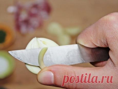 Разрезала чеснок и вынула сердцевинку…
Когда ты поймешь почему, непременно сделаешь то же самое!