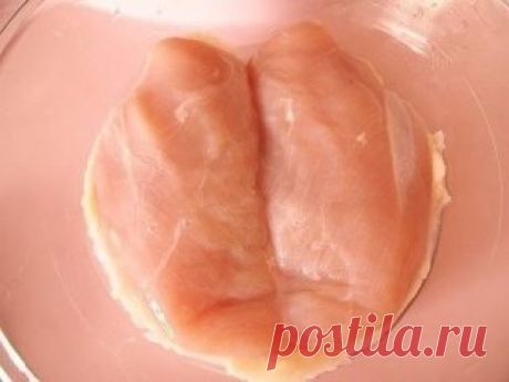 КУРИНАЯ ПАСТРОМА 🍗
Ингредиенты:
- 1 шт. грудка куриная (без кости)
- 2 ст. молоко коровье
- 3 ч.л. соль
- 1 ст.л. масло оливковое
- 1 ст.л. соевый соус
- 1 ч.л. мед
- 1/4 ч.л. мускатный орех
- 1/2 ч.л. паприка (сладкая)
- 1 ст.л. сок лайма
- 3 зубчика чеснок
Приготовление:
1. Куриная пастрома - это прекрасная замена напичканным химией магазинным мясным изделиям и просто замечательная закуска. Причем готовится пастрома достаточно просто. Куриную грудку помыть и поместить в емкость. Залить ку