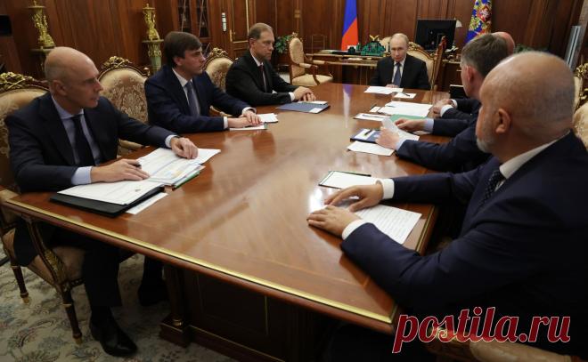 Каждый год в нашей стране появляются новые школы, а уже построенные модернизируются.  Об изменениях в системе образования, а также о подготовке к новому учебному сезону министр просвещения рассказал президенту на совещании с правительством.