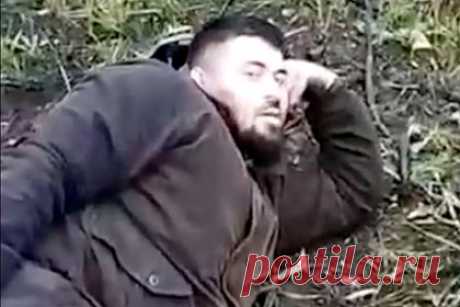 Кадыров показал видео ампутации руки чеченского бойца сослуживцами. Глава Чечни Рамзан Кадыров показал видео, на котором в полевых условиях раненого чеченского бойца сослуживцы оперируют без наркоза. Также он показал пострадавшего военного, который ничем не выдает свое состояние, проявляя железную выдержку. По его словам, бойцы не обращают на ранения никакого внимания.