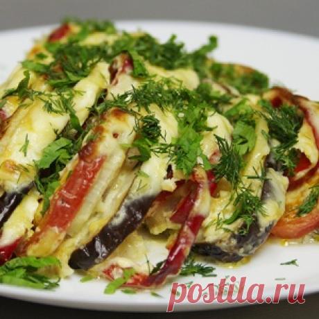 Баклажаны, запеченные с овощами под сметанным соусом