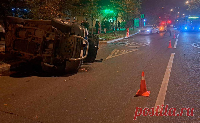 В Москве опрокинулся автомобиль с 14-летним за рулем. В Измайлово опрокинулся SsangYong с подростками, один из которых был за рулем. По предварительной информации, они взяли машину без спроса у родителей одного из них. Пострадала девочка-пассажирка