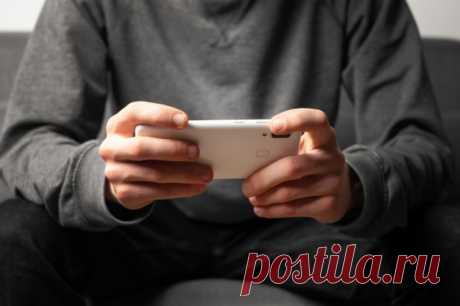 Стали известны характеристики будущего российского смартфона «Р-фон». Он получит экран диагональю 6,7 дюйма, 8 Гб оперативной и 128 Гб встроенной памяти.
