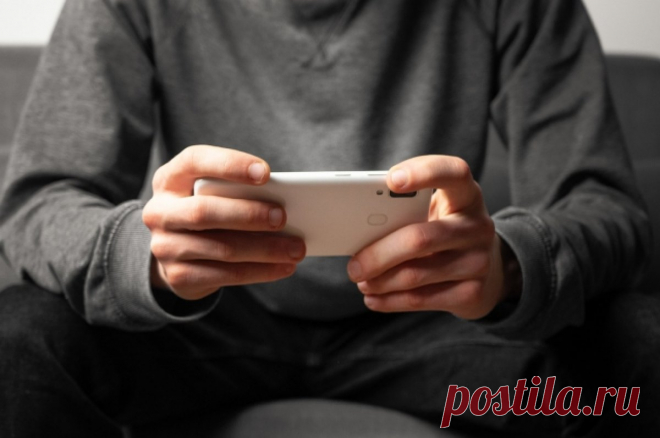 Стали известны характеристики будущего российского смартфона «Р-фон». Он получит экран диагональю 6,7 дюйма, 8 Гб оперативной и 128 Гб встроенной памяти.