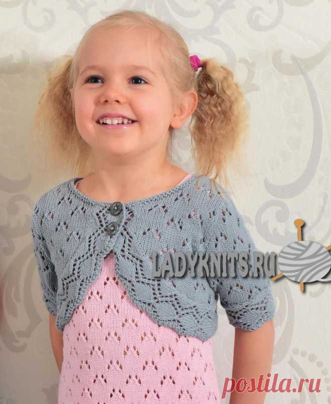 Вязаное спицами ажурное болеро для девочки от 1 года до 7 лет