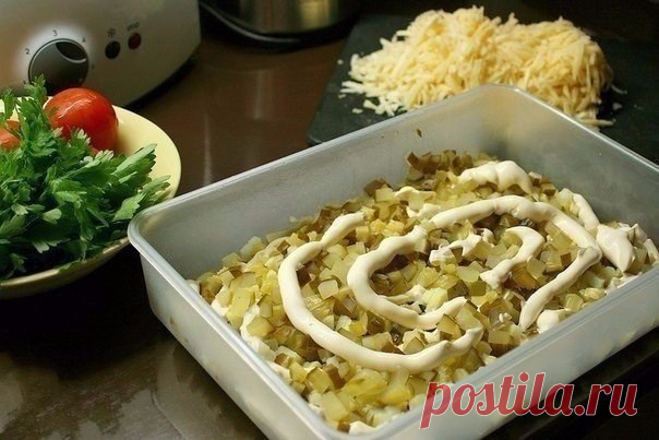 Салат "Самый вкусный". Он действительно очень вкусный! Ингредиенты: 0,5кг. говядины 3-4 свежих помидора 2-3 маринованных огурца 3-4 картофелины 150гр. сыра майонез пучок петрушки соль, перец Приготовление: Говядину варить в подсоленной воде 1,5-2 часа чтобы была мягкой. Картофель отварить. Всё нарезаем кубиками и выкладываем слоями: говядину, картофель, соль, перец, майонез, огурцы, сыр, майонез, помидоры, соль, перец, майонез, немного сыра и рубленная петрушка! Можно, собственно, в…