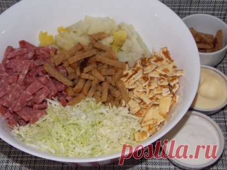 Картофельный салат с колбасой и сухариками | CityWomanCafe.com