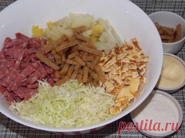 Картофельный салат с колбасой и сухариками | CityWomanCafe.com