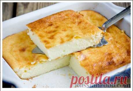 Творожная запеканка с манкой, без муки, приготовленная по этому рецепту, будет идеальной, если не полениться и протереть творог через сито. В творожную массу добавляется манная крупа с молоком, за счёт чего запеканка получается нежной и хорошо держит форму.