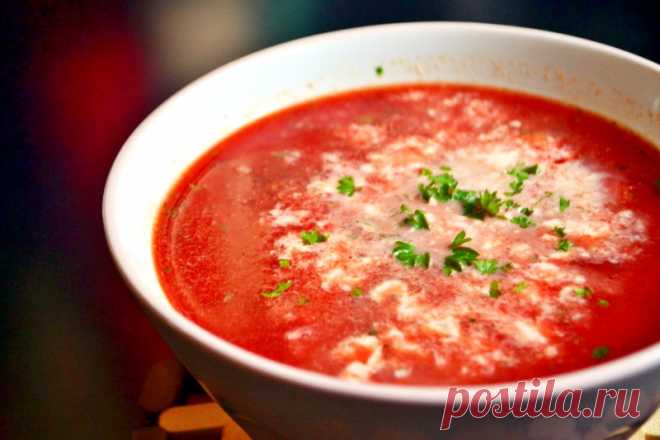 Свекольный суп без мяса. 
Отличный рецепт ароматного овощного супа из свёклы, картофеля, моркови и овощного бульона. Если не добавлять сметану, то суп будет постным.