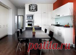 интерьер кухни с белой мебелью и серыми стенами и темным полом - Поиск в Google