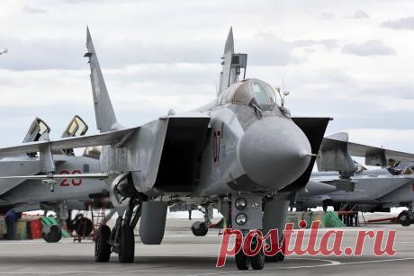 МиГ-31БМ из состава 790 истребительного ордена Кутузова III степени авиационного полка, авиабаза Хотилово.
На модернизированном самолёте МиГ-31БМ максимальная дальность обнаружения воздушных целей увеличена до 320 км, поражения до 280 км, это недоступно ни одну другому истребителю.