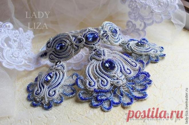 Вышиваем свадебное сутажное колье «Прибой» с кристаллами Swarovski Сложность: средняя
Время работы: 2 дня Материалы: бисер, бисер японский, бисер тохо (toho), сутаж, сутажный шнур, сутажная техника, сваровски, сваровски swarovski, сваровски кристаллы, сваровски матер...