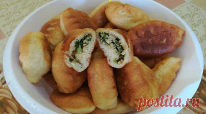 Пирожки с зеленым луком и яйцом - Вкусный день Пирожки с зеленым луком и яйцом для их приготовления  нам понадобится: Для теста: Вода 400 мл Масло растительное 100 мл Дрожжи 50 гр (сырые) Сахар 1 ст л Соль 1 ч л Мука 500 – 600 гр Для начинки: Яйца отварные 10 шт Лук зеленый 200 гр Соль, перец по вкусу Масло сливочное 1 ст