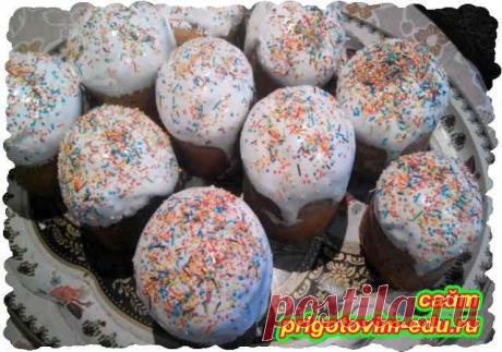 Вкусный пасхальный кулич. Видео рецепт Для кулича: • 3 кг муки • 1,5 л молока • 30 желтков • 1,3 кг сахара • 700 гр сливочного масла • 50 гр свиного жира • 150 гр подсолнечного масла • 200 гр сливок • 150 гр дрожжей • 800 гр изюма • 1 ч.л. соли • 2 п. ванили • цедра лимона и апельсина Для глазури: • 6 белков • 500 гр сахарной пудры