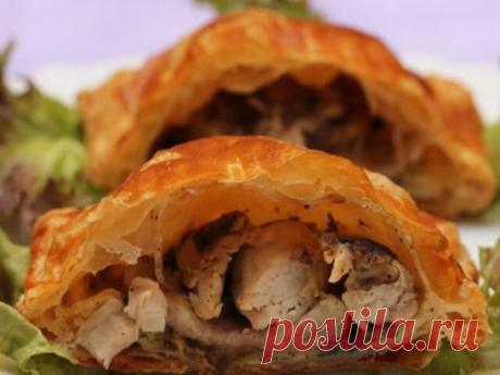 Чудеснейшая курица с грибами в слоеном тесте
Ингредиенты:
270-300 г приготовленной курицы, нарезать кубиком
225 г размягченного сливочного сыра
55 г размягченного маргарина
1 чайная ложка молотого перца
115 г нарезанных грибов
слоеное тесто
растопленное масло
панировочные сухари или молотые кукурузные хлопья
Приготовление:
Смешайте сыр с маргарином и перцем. Добавьте туда нарезанную курицу и грибы, перемешайте.
Раскатайте слоеное тесто, нарежьте его на треугольники. На большую часть теста вы
