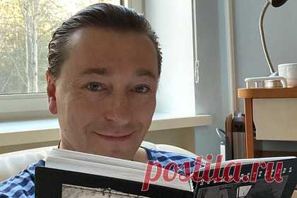 Сергея Безрукова госпитализировали с коронавирусом. Народного артиста России Сергея Безрукова госпитализировали с коронавирусом. Об этом сам актер заявил в Instagram, прикрепив фото из больницы. «Дорогие мои! Ну вот и я приболел, ковид. Сказались перегрузки, видать, иммунитет сдал немного», — написал Безруков, добавив, что инфекцию он переносит в легкой форме.