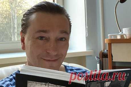 Сергея Безрукова госпитализировали с коронавирусом. Народного артиста России Сергея Безрукова госпитализировали с коронавирусом. Об этом сам актер заявил в Instagram, прикрепив фото из больницы. «Дорогие мои! Ну вот и я приболел, ковид. Сказались перегрузки, видать, иммунитет сдал немного», — написал Безруков, добавив, что инфекцию он переносит в легкой форме.
