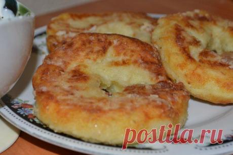 600 гр картофеля
200-250 гр муки (муки подсыпайте по чуть чуть)возможно и не потребуется столько сколько указано в рецепте.) 
2 яйца
соль
растительное масло
Из картофеля приготовить пюре.Остудить, добавить яйца, посолить по вкусу, замесить мукой (муки добавляйте по чуть-чуть, ориентируйтесь по консистенции теста). Тесто должно быть однородным мягким. Отщипываем кусочек теста скатываем колбаской. И скручиваем, защипываем в такой вот крученик. Жарим с двух сторон.