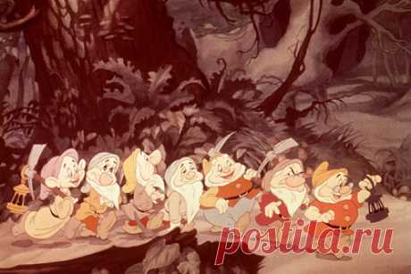 В Disney ответили на критику «Белоснежки» за стереотипы о людях с дварфизмом. В компании ответили на критику ремейка «Белоснежки». В корпорации отреагировали на слова звезды «Игры престолов» Питера Динклэйджа, который заявил, что гномы в сказке являются олицетворением стереотипов о людях с дварфизмом. Там заявили, что консультировались по поводу этих персонажей.