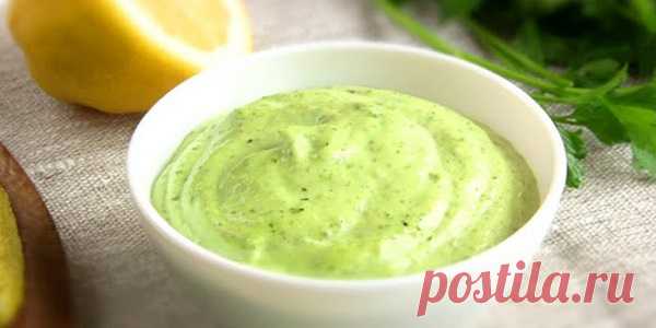 Соус Тартар за 5 минут по-домашнему! 
Этот знаменитый французский соус имеет схожесть с майонезом, но все же он более интересный, поскольку содержит больше ингредиентов.
Ингредиенты:
лук зеленый — 2 штуки;
петрушка — 3 веточки;
огурцы(ко…