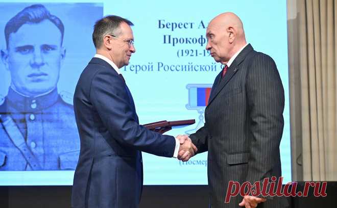 Мединский вручил «Золотую Звезду» внуку водрузившего флаг над Рейхстагом. Министр культуры Владимир Мединский вручил медаль «Золотая Звезда Героя России» внуку Алексея Береста, который участвовал в водружении флага над Рейхстагом в мае 1945 года, сообщает «РИА Новости».
