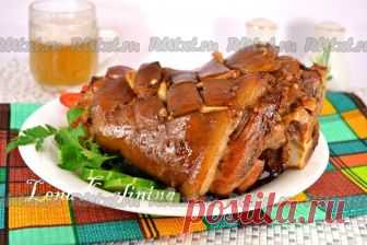 Свиная рулька по-баварски

Свиная рулька по-баварски - вкуснейшее блюдо, которое понравится и вашим родным, и гостям. Рулька по-баварски готовится в разных вариантах, обычно - в темном пиве и это непередаваемо вкусно! Я же хочу предложить вариант без пива, отчего блюдо не становится хуже и оно по-своему шикарно. В каждой баварской семье есть свой секрет приготовления свиной рульки, но главная особенность приготовления - это аппетитный вид и отменный вкус. 
Для приготовлени...