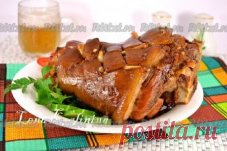 Свиная рулька по-баварски

Свиная рулька по-баварски - вкуснейшее блюдо, которое понравится и вашим родным, и гостям. Рулька по-баварски готовится в разных вариантах, обычно - в темном пиве и это непередаваемо вкусно! Я же хочу предложить вариант без пива, отчего блюдо не становится хуже и оно по-своему шикарно. В каждой баварской семье есть свой секрет приготовления свиной рульки, но главная особенность приготовления - это аппетитный вид и отменный вкус. 
Для приготовлени...