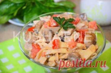 Салат с курицей и яичными блинчиками. Пошаговый рецепт с фото - Кушать нет Салат с курицей и яичными блинчиками имеет множество самых разных вариантов приготовления. Салат с яичными блинчиками, курицей и грибами получается вкусным, сочным, сытным, красивым и аппетитным.