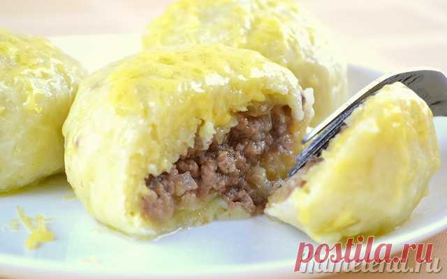 Очень вкусное и сытное блюдо - картофельные зразы с фаршем 
Ингредиенты:


1 кг картофеля
250 г фарша (я использовала говяжий фарш)
150 г лука
3 ст.л. панировочных сухарей
300 г муки
1 яйцо
соль
перец
растительное масло для жарки
50 г масла для готового блюда…