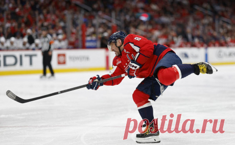 Тренер фразой «не в своей тарелке» оценил игру Овечкина в плей-офф НХЛ. Главный тренер «Кэпиталз» Спенсер Карбери заявил, что у капитана команды были серьезные трудности в первых двух матчах против «Рейнджерс». Овечкин в этих играх нанес лишь один бросок в створ