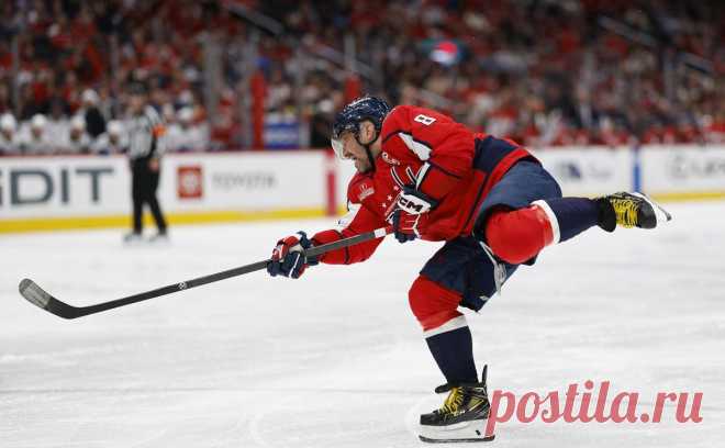 Тренер фразой «не в своей тарелке» оценил игру Овечкина в плей-офф НХЛ. Главный тренер «Кэпиталз» Спенсер Карбери заявил, что у капитана команды были серьезные трудности в первых двух матчах против «Рейнджерс». Овечкин в этих играх нанес лишь один бросок в створ