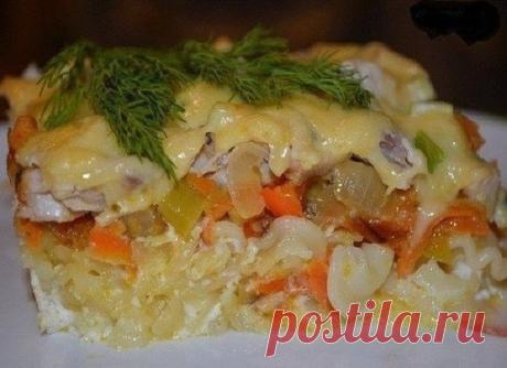 Запеканка из макарон с курицей
Ингредиенты:
Макароны - 200г
Лук - 2 шт.
Морковь - 1 шт.
Перец сладкий - 150г
Курица отварная - 200-250 г
Яйца - 2-3 шт.
Молоко - 300 мл
Сыр - 100г
Соль
Перец черный молотый
Зелень
Чеснок - 3 зубчика
Приготовление:
Макароны отварить 2-3 мин, воду слить, заправить маслом.
Лук нарезать кубиком, морковь потереть, перец порезать соломкой.
Обжарить лук до золотистого цвета.
Добавить перец и морковь, посолить, поперчить, жарить до полуготовности.
В конце добавить мел