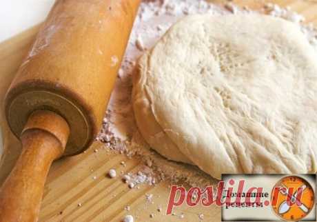 1. Тесто для пиццы Попробуйте приготовить вкусную и ароматную пиццу на тонком хрустящем корже — вы удивитесь, как это просто. Но для начала запомните несколько базовых правил: Обязательно просеивайте муку — это насытит ее кислородом и сделает тесто мягким и воздушным. Для теста используйте только качественные дрожжи, иначе тесто плохо поднимется и будет иметь неприятный пивной запах. Дрожжевое тесто не терпит сквозняков, так что тщательно закройте все двери и окна. Для приготовления используйте