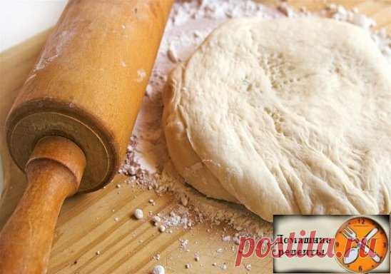 1. Тесто для пиццы Попробуйте приготовить вкусную и ароматную пиццу на тонком хрустящем корже — вы удивитесь, как это просто. Но для начала запомните несколько базовых правил: Обязательно просеивайте муку — это насытит ее кислородом и сделает тесто мягким и воздушным. Для теста используйте только качественные дрожжи, иначе тесто плохо поднимется и будет иметь неприятный пивной запах. Дрожжевое тесто не терпит сквозняков, так что тщательно закройте все двери и окна. Для приготовления используйте