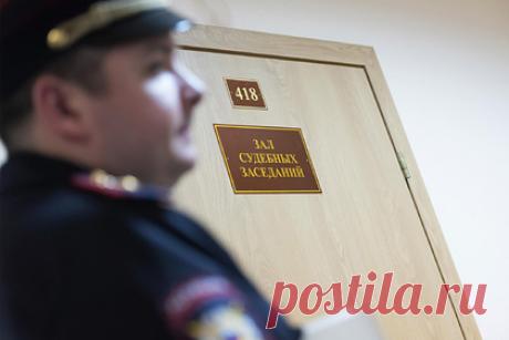 Российскому гаишнику вынесли приговор за взятку в полторы тысячи рублей. В Саратове суд вынес приговор бывшему сотруднику регистрационно-экзаменационного отдела ГИБДД за получение взятки в полторы тысячи рублей. 2 октября 2021 года гаишник получил в своем служебном кабинете от женщины 1500 рублей за перерегистрацию автомобиля на нового владельца без очереди. Она сообщила об этом в СКР.