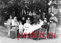Tea at the croquet field: from Tolstoy’s right appear his son Ivan, Lev, Aleksandra, Andrei, Tatiana, Sofia Andreevna, and Maria. His son Mikhail stands behind his chair.  |  Pinterest: инструмент для поиска и хранения интересных идей