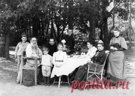 Tea at the croquet field: from Tolstoy’s right appear his son Ivan, Lev, Aleksandra, Andrei, Tatiana, Sofia Andreevna, and Maria. His son Mikhail stands behind his chair.  |  Pinterest: инструмент для поиска и хранения интересных идей