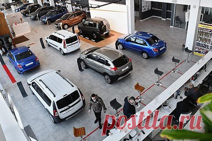 В России подскочили продажи новых легковых автомобилей. В России за апрель 2023 года в стране было продано почти в три раза больше новых легковых автомобилей, чем за аналогичный период прошлого года. Такой резкий скачок связан с эффектом низкой базы, рост по сравнению с мартом составил только 8 процентов. Всего было реализовано 75,6 тысячи новых машин.
