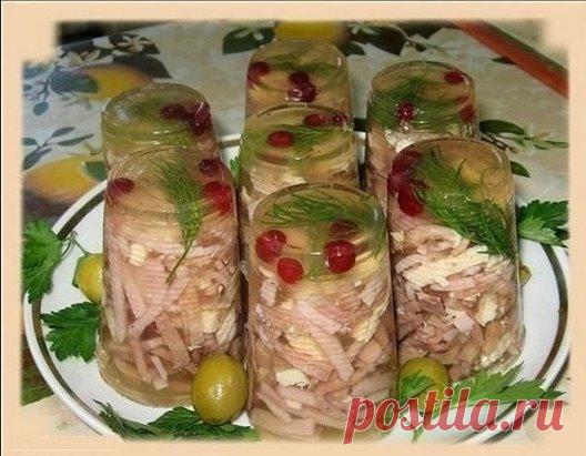 Заливное «Русское» в стаканчике 
Приготовление:
Сварить куриный бульон , процедить , добавить немного желатина.
Взять ветчину,варёные куриного филе и говяжий язык …все режется соломкой..положить раздавленный чеснок, перемешать..
Теперь берем стопочки , на дно кладу клюкву , зелень какая есть ..заливаю и оставляю чтоб застыло…Когда слой застынет накладываю мясную смесь и заливаю бульоном до верха.