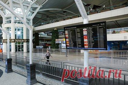 Туриста депортировали с Бали из-за небольшого дефекта в паспорте. Австралийцу запретили въезд в Индонезию из-за небольшого дефекта в паспорте. 29-летний Мэтт Ванденберг летел из Сиднея на Бали, где должна была состояться свадьба его друга. Однако на индонезийской таможне туристу сообщили, что из-за порванной страницы в паспорте его не могут пустить в страну.